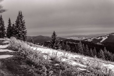 Bulutlu bir günde karlı dağların güzel bir görüntüsü.
