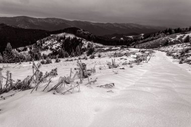 Dağlarda güzel kış manzarası