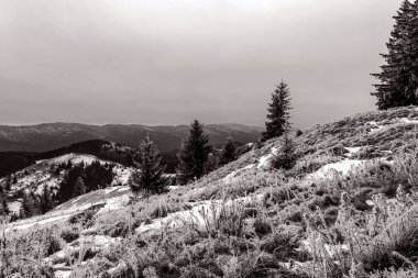 siyah ve beyaz dağ manzarası