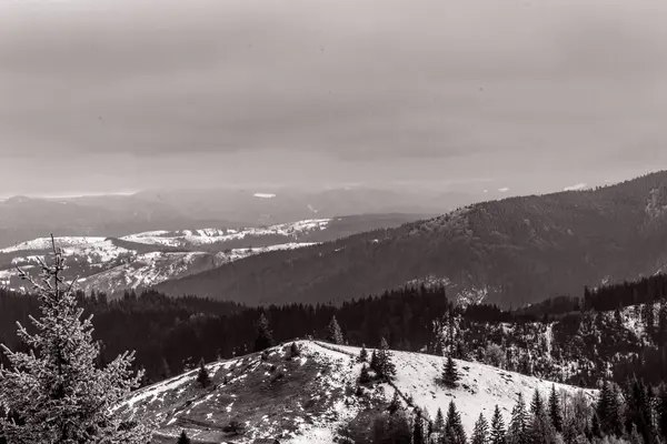 Karla kaplı dağlarla kaplı güzel kış manzarası. yüksek kaliteli fotoğraf