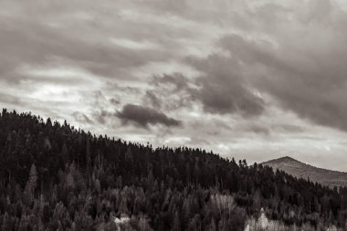 Arkaplanda siyah beyaz bulutlar