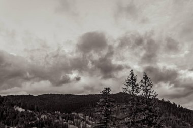 Dağları ve bulutları olan güzel bir manzara