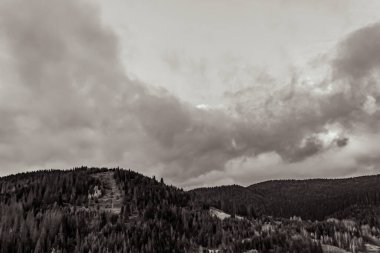 Dağları ve bulutları olan güzel bir manzara