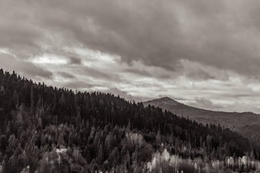 Dağları olan güzel bir manzara. Doğa, seyahat,