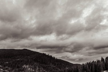 Kışın bulutlu kara dağlar.