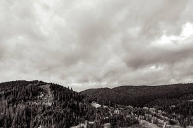 Sabahleyin dağların manzarası