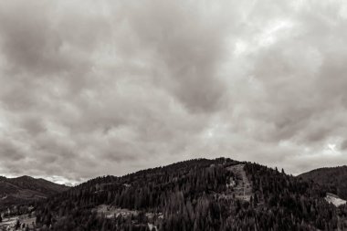 Dağlarda siyah beyaz bulutlar