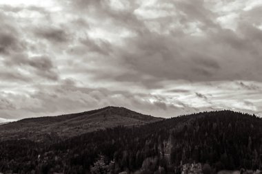 bir dağın siyah beyaz fotoğrafı