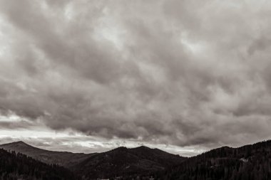 Karpatların dağlarında fırtına bulutları. siyah ve beyaz