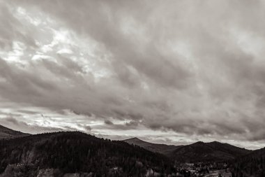 Dağları ve bulutları olan güzel bir manzara