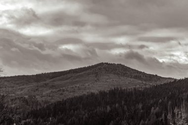 Siyah ve beyaz bulutlar ve kışın gökyüzü