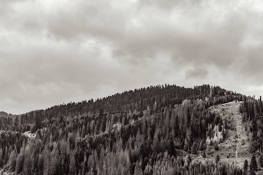 Dağlardaki güzel dağ manzarası