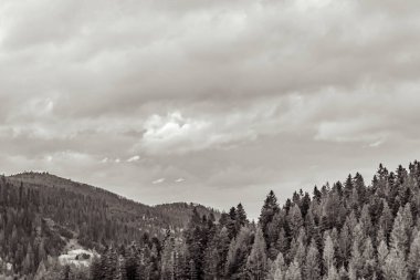 Dağlarda siyah beyaz bulutlar.