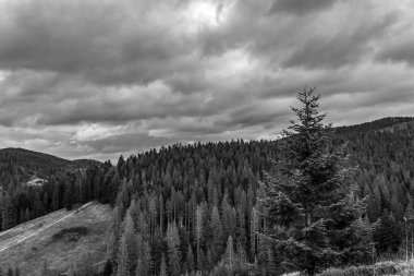 Dağlarda siyah beyaz bulutlar