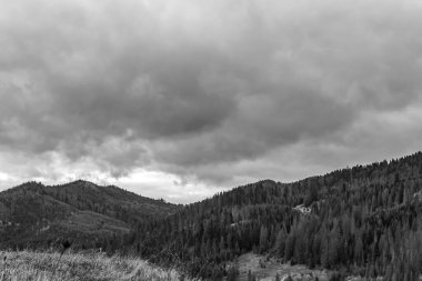 Dağlarda siyah beyaz bulutlar