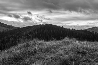 Dağları ve bulutları olan güzel bir manzara