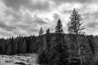 Dağlarda siyah beyaz bulutlar