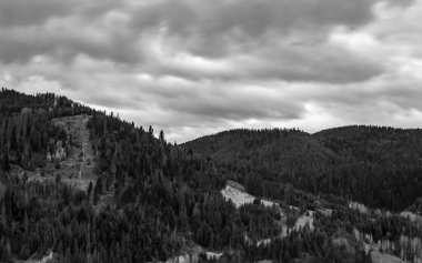 Kayalık dağların siyah beyaz görüntüsü