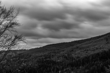 Dağlarda siyah beyaz bulutlar