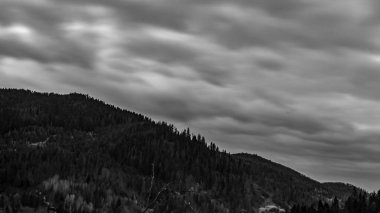 Karpatlar 'da siyah ve beyaz dağlar