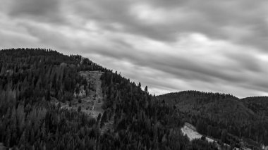 Colorado 'daki kayalık sıradağların üzerinde siyah ve beyaz bulutlar