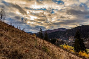 Renkli bulutlu sonbahar manzarası. Karpat Dağları, Ukrayna