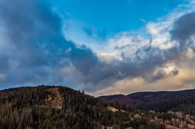 dağlarda renkli sonbahar