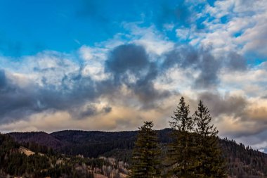 Bulutlu gökyüzünde dağların güzel bir görüntüsü.