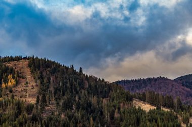 Dağların üzerinde bulutlu bir gökyüzünün alçak açılı görüntüsü.