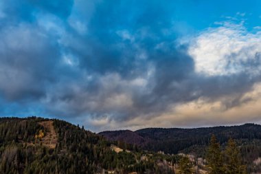 Bulutlu güzel dağ manzarası