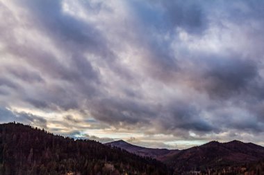 Dağlarda güzel gün batımı