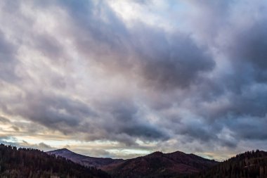 Dağlarda güzel bir gün batımı