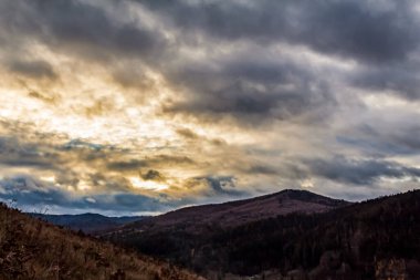Dağlarda güzel bir gün batımı