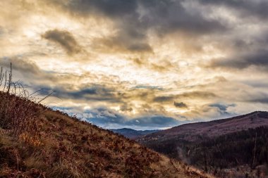 Dağları ve bulutları olan güzel bir manzara