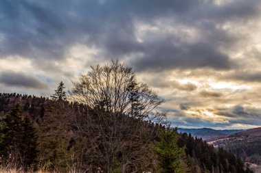 Dağlarda güzel bir gün batımı