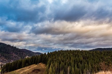 Dağların ardında güzel bir gün batımı