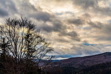 Dağlarda güzel bir gün batımı