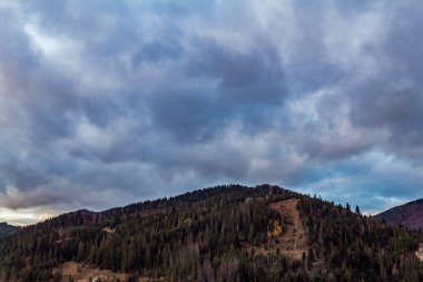 Dağlarda güzel bir gün batımı