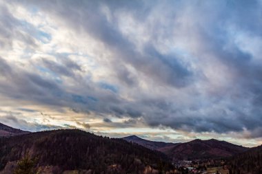 Dağlarda güzel bir gün batımı