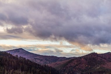 Dağ sırası olan güzel bir manzara.