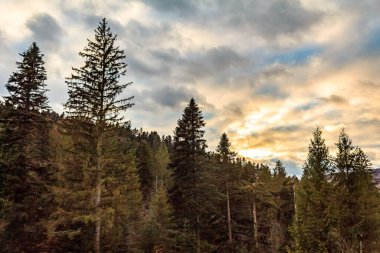 Dağlarda gün batımı