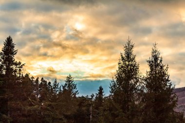 Dağlarda gün batımı