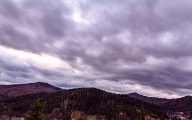 Sonbaharda Karpat dağlarında kara bulutlar.