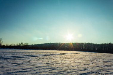 Kar altında kış gün batımı