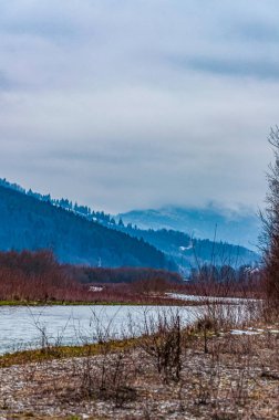 Kışın karlı bir dağın güzel manzarası.