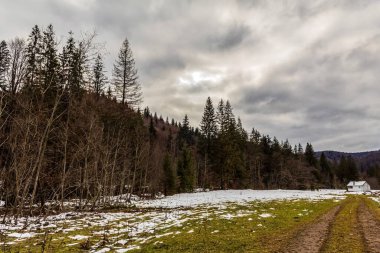 Kışın dağların güzel manzarası
