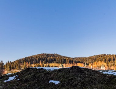 Güneşli bir günde dağlık bir arazisi olan tepede güzel bir manzara.