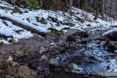 Dağlarda güzel bir şelale