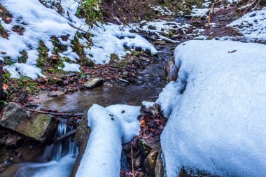 Şelale ve kışın kar.