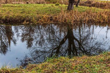sonbaharda göl üzerinde yansıması
